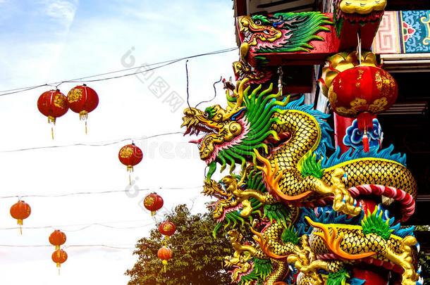 达贡雕像在神社屋顶，龙雕像在中国寺庙屋顶作为亚洲艺术