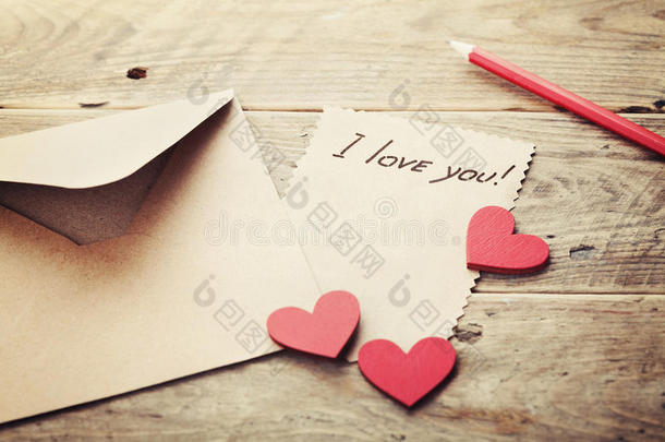 信封或信件，红心和笔记，我爱你在复古色调的情人节老式木桌上。