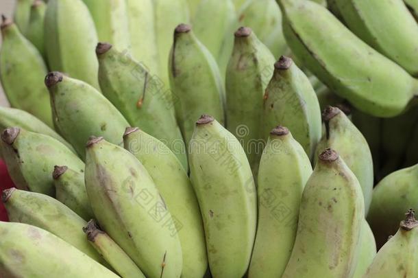 栽培的香蕉在市场上很好吃。