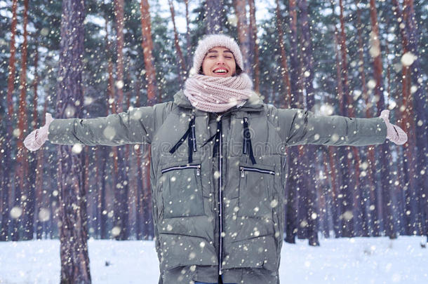 <strong>梦幻</strong>般<strong>的</strong>女人，闭着眼睛，伸展着落<strong>雪</strong>