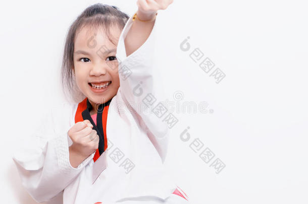亚洲女孩正在白色<strong>背景</strong>上投掷<strong>跆拳道</strong>拳击风格。