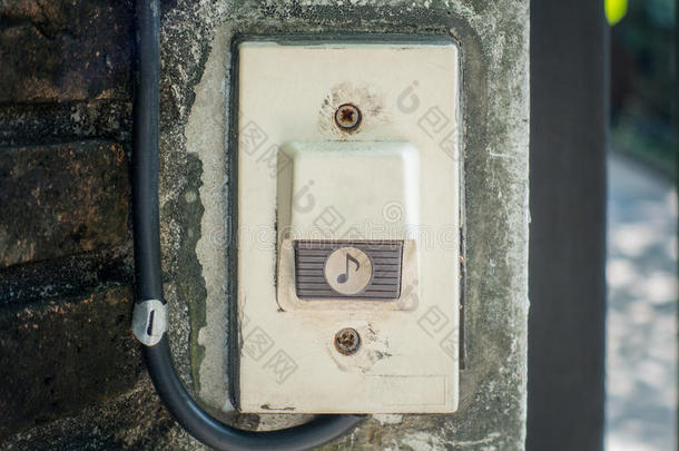 电房门蜂鸣器按钮在混凝土墙上