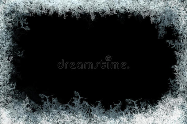 霜冻。 装饰冰晶框架在黑色哑光背景