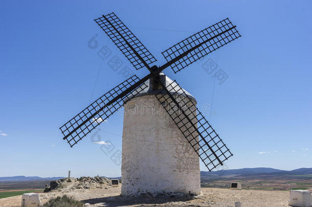 发电机，用于研磨小麦的<strong>白色风车</strong>。 西班牙托莱多省康塞格拉镇