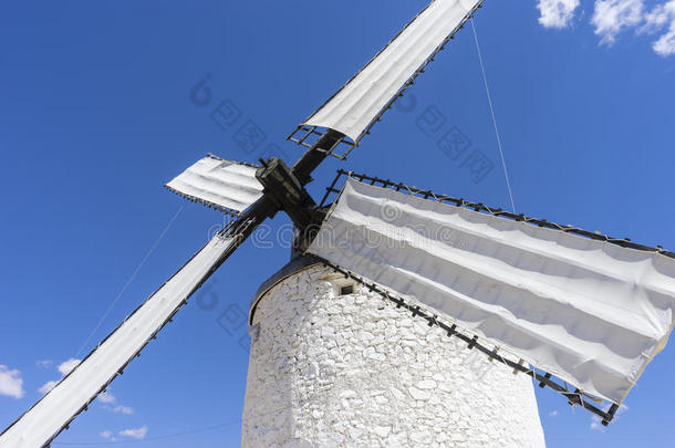 欧洲，<strong>白色风车</strong>磨小麦。 康塞格拉伊镇