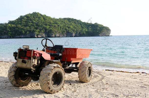 发动机<strong>改装</strong>成海滩上的一辆小卡车。