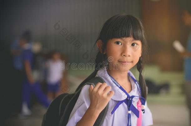 上学的亚洲女孩`制服和背包
