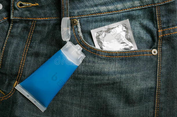 避孕套包装在后口袋牛仔裤。 保护艾滋病毒和世界a