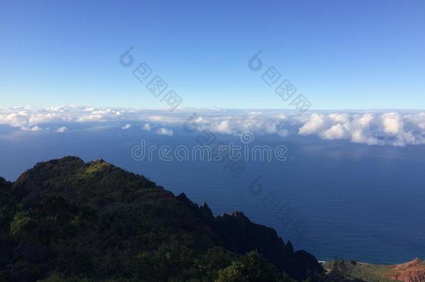 云层覆盖卡拉劳山谷的山崖-从夏威夷考艾岛的科基州立公园的怀米亚峡谷观看。