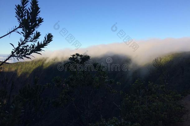 云层覆盖卡拉劳山谷的<strong>山崖</strong>-从夏威夷考艾岛的科基州立公园的怀米亚峡谷观看。