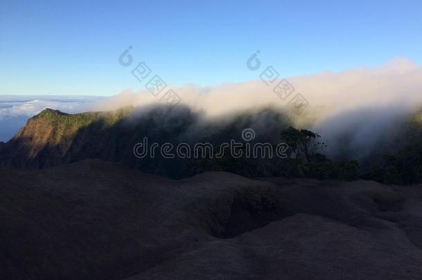 云层覆盖卡拉劳山谷的山崖-从夏威夷考艾岛的科基州立公园的怀米亚峡谷观看。