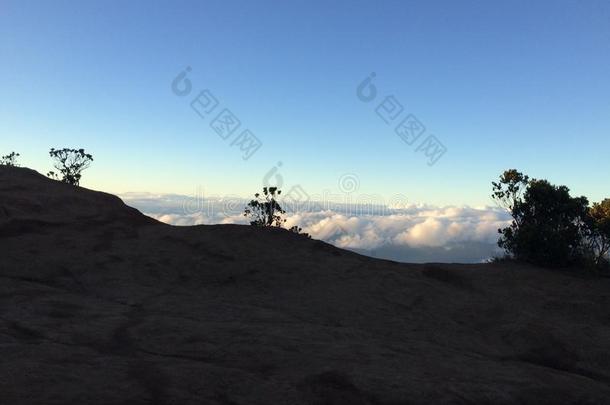 云层覆盖卡拉劳山谷的<strong>山崖</strong>-从夏威夷考艾岛的科基州立公园的怀米亚峡谷观看。