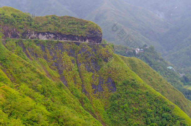 巴诺多云的绿色徒步旅行山