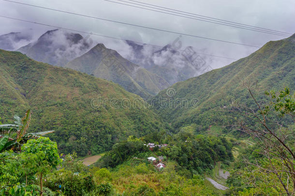 巴诺多云的绿色徒步旅行山