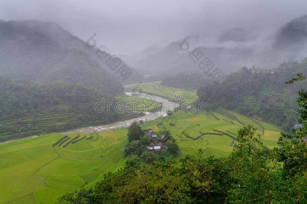 巴诺多云的绿色徒步旅行山