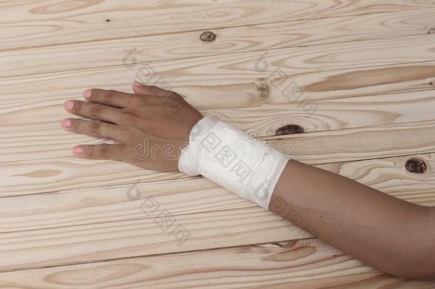 纱布包扎手挫伤。 用手治疗病人