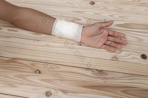 纱布包扎手挫伤。 用手治疗病人