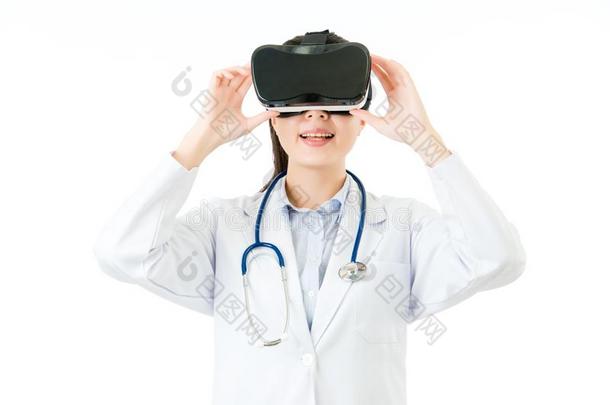 亚洲女<strong>医生看</strong>着VR耳机眼镜装置
