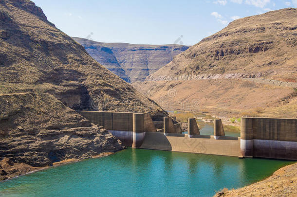 下游的峡谷和断路器在令人印象深刻的卡塞大坝<strong>水力发电</strong>厂在莱索托，非洲