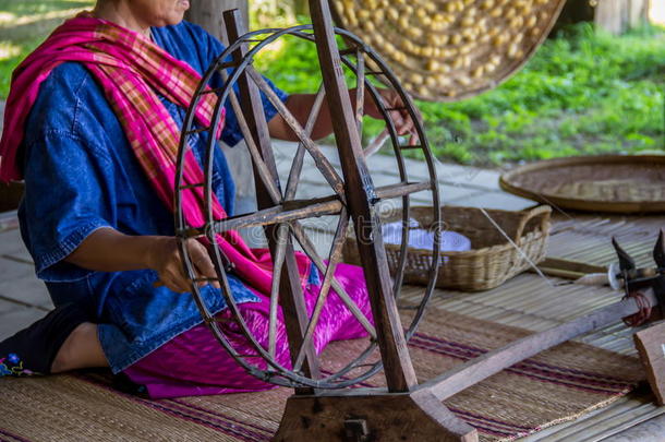 演示丝绸传统方法如何使用丝绸。