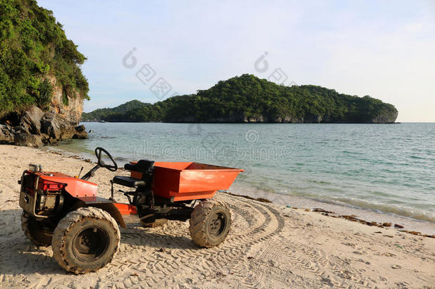 发动机改装成海滩上的一辆小卡车。