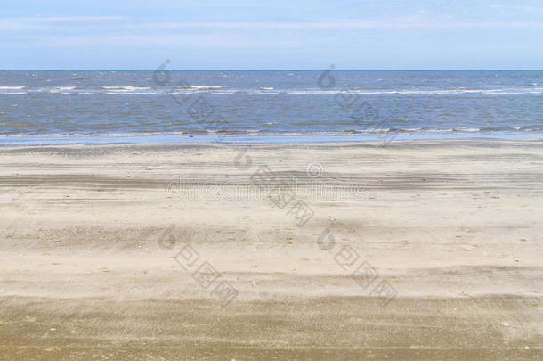 在卡西诺海滩上，干燥的沙子和波浪