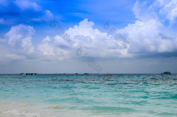 美丽的水晶清澈的海洋和热带海滩在热带天堂普吉岛，普吉岛，泰国