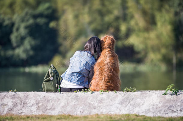 女孩和金色猎犬