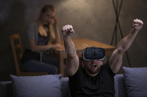 使用VR护目镜的兴奋玩家