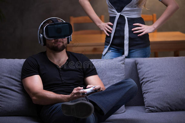 带<strong>VR</strong>护目镜的<strong>玩</strong>家和愤怒的女朋友