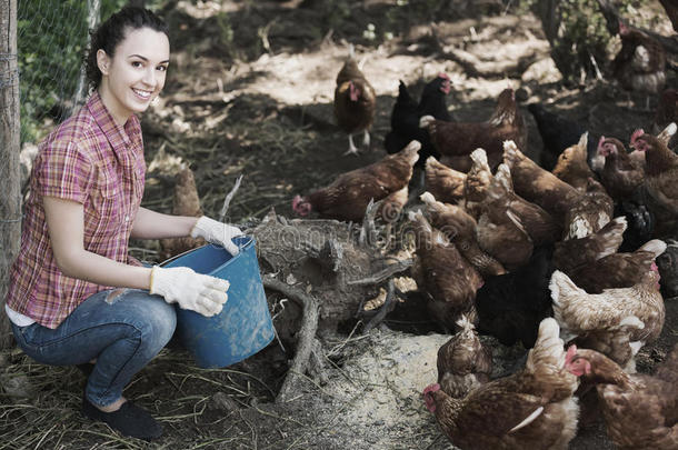 家禽养殖场的女农民