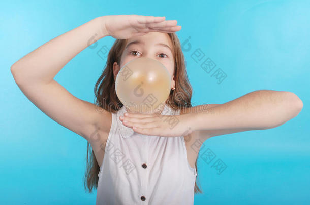 女孩吹了一个大泡泡糖泡泡
