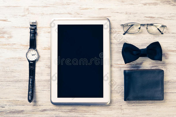 绅士套件的平板手表，眼镜，领结和笔记本上的WO