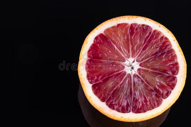 背景黑色血明亮的柑橘