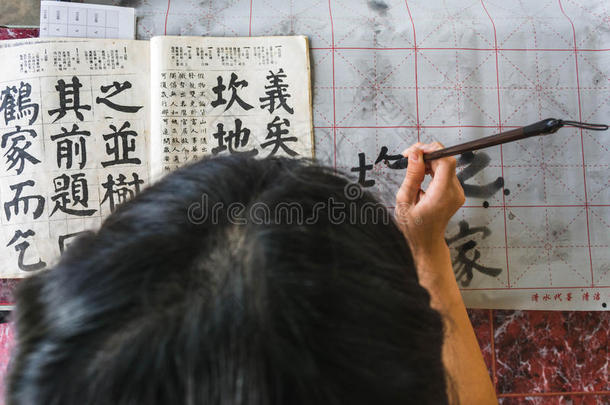 练习中国书法的女孩