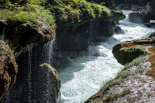 卡邦河走向地下，小瀑布从石灰石桥上脱落，在危地马拉的SEMUCChampey