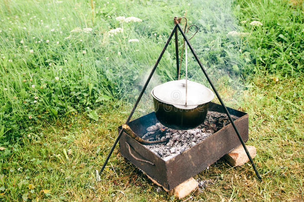 野外厨房。 火上的锅。 在山上户外<strong>煮汤</strong>，等待吃东西