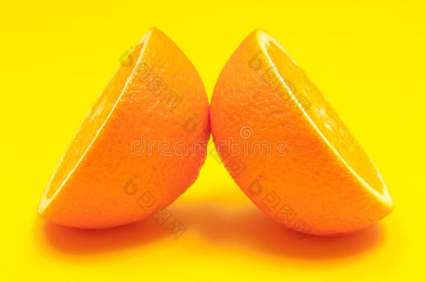 黄色背景的半橙色柑橘类水果