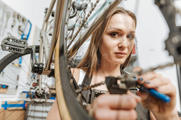 有魅力的女机械师在车库里<strong>改装</strong>自行车