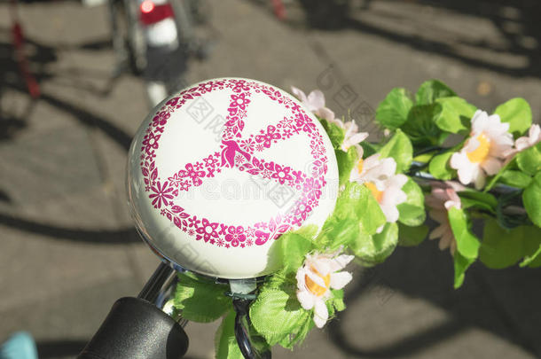 自行车的细节`圆形的铃声，有`和平`的标志