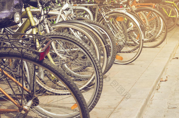一群五颜六色的老式自行车停在西班牙巴塞罗那的一排