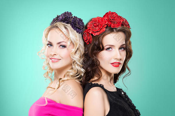 两个女孩戴花冠的美丽肖像