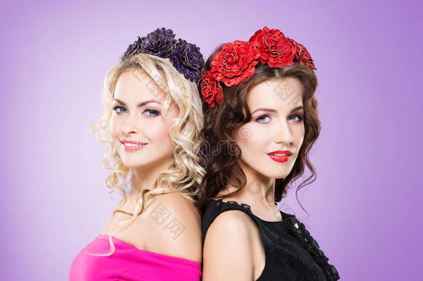 两个女孩戴花冠的美丽肖像