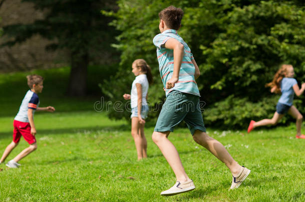 一群快乐的孩子或朋友在户外玩耍