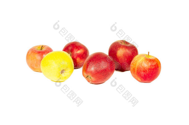 一组新鲜红苹果分离白色