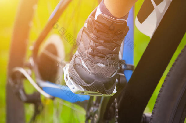 运动员骑自行车的人在驾驶时把脚放在汽车踏板上的<strong>跑鞋</strong>里。