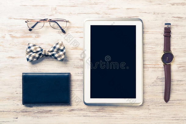 绅士<strong>套件</strong>的平板手表，眼镜，领结和笔记本上的WO