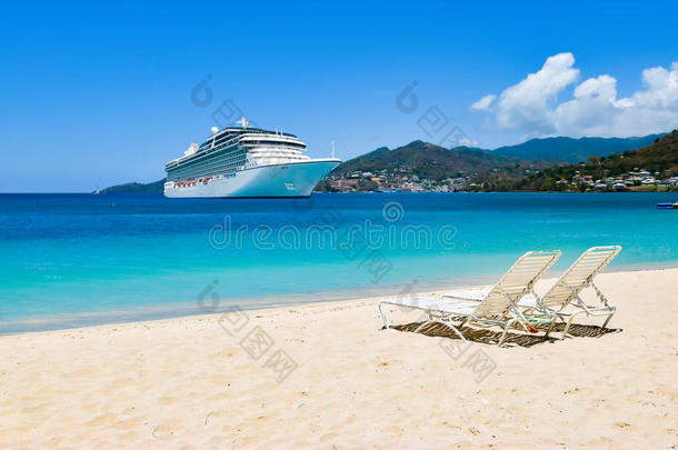 加勒比海游轮，白色沙滩上有沙滩椅。 暑期旅游概念。