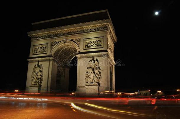 弧形凯旋门/弧形凯旋门在夜间，闪闪发光的交通和，巴黎，法国