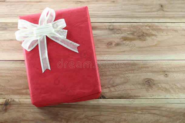 礼品盒放在木地板上。
